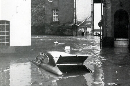 „Ein im Hochwasser versunkenes Auto in der Herborner Innenstadt, 1984“, in: Historische Bilddokumente <https://www.lagis-hessen.de/de/subjects/idrec/sn/bd/id/49-012> (Stand: 8.3.2011)