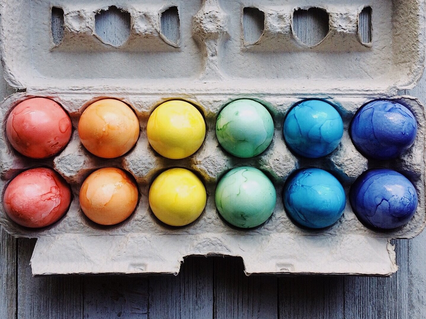 Beispielbild Ostern, Eierkarton mit bunten Eiern