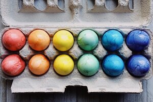Beispielbild Ostern, Eierkarton mit bunten Eiern