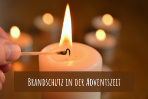 Bild Kerze die mit Streichholz angezündet wird