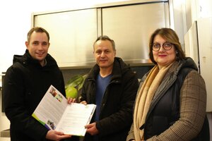 Förderung eines Kleinunternehmers in Herborn, drei Personen in der neuen Küche