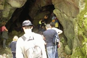 Kinder gehen in die Erdbacher Höhlen
