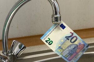 Wasserhahn und ein 20-Euroschein