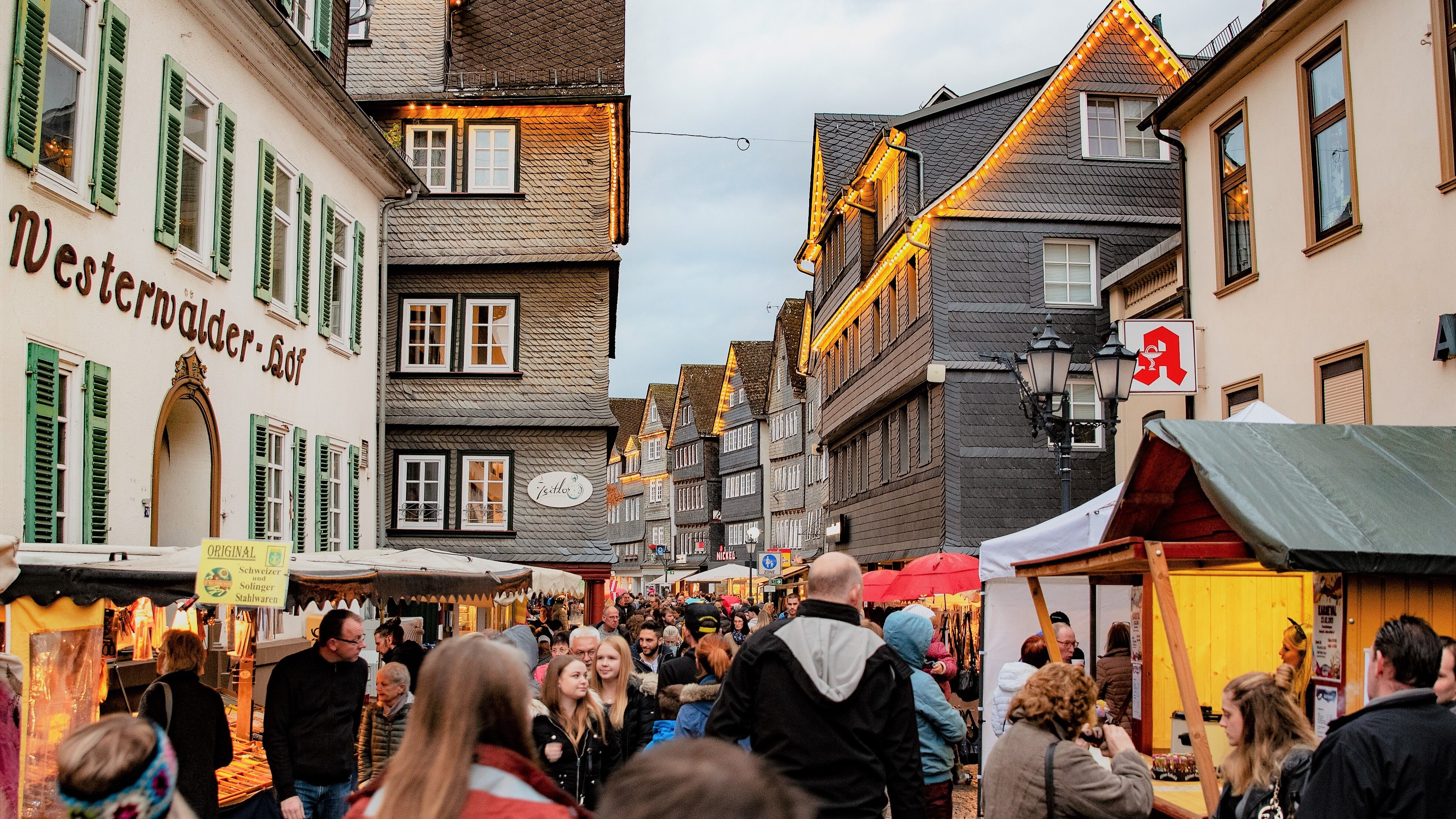 Menschen schlendern über den Martinimarkt in der Herborner Innenstadt