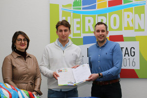 Jungunternehmer mit Bürgermeisterin und Wirtschaftsförderer der Stadt Herborn bei der Übergabe des Föderbescheids