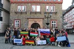 Europäische Austauschschüler mit Landesfahnen vor dem Rathaus Herborn