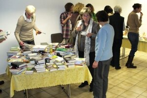 Besucher am Büchertisch © Stadtbücherei Herborn