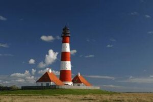 Leuchtturm auf einer grünen Wiese