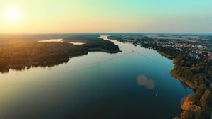 Luftaufnahme See und Sonnenaufgang
