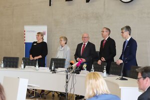 Fünf Personen bei der Pressekonferenz des Lahn-Dill-Kreises 2020 zum Ausbruch der Pandemie.