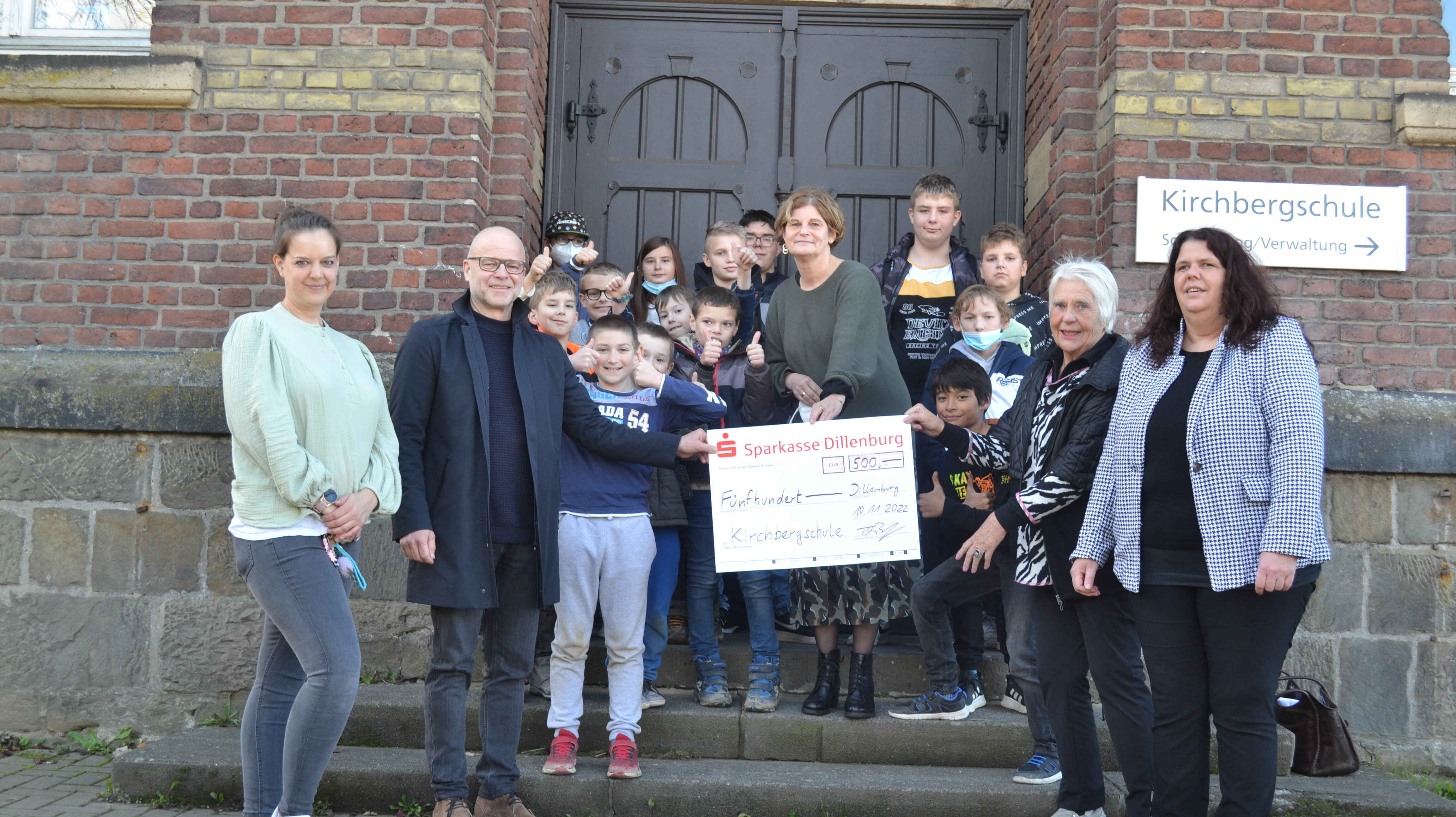 Spendenübergabe Kirchbergschule, mehrere Personen mit Spendencheck über 500 Euro