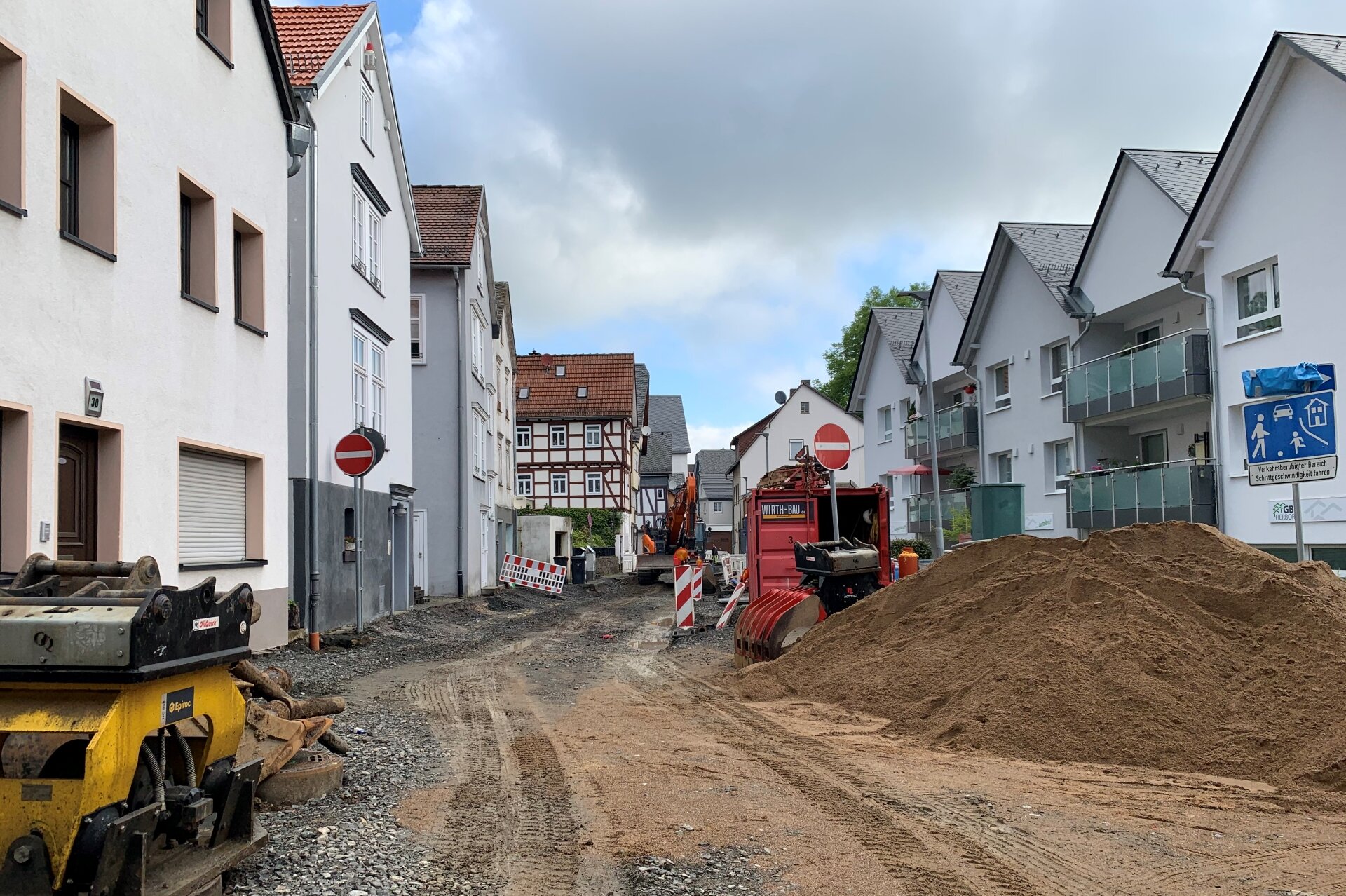 Ansicht der Baustelle in der Chaldäergasse, mit Baumaschinen und Baumaterial.