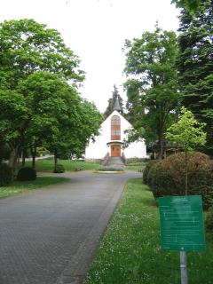 Blick auf die Friedhofshalle Herborn