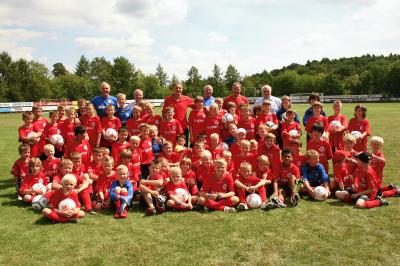 Charly Körbel beim Training in der Fußballschule