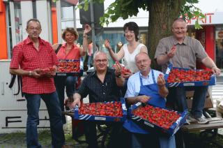 Herborner Geschäftsleute mit frischen Erdbeeren