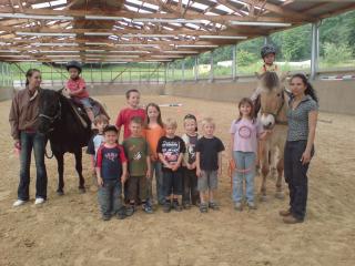 Kinder mit dem Pferd Ohlass