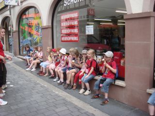 Kita-Kinder essen gemütlich ein Eis