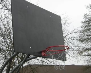 Ein neuer Basketballkorb in Hörbach