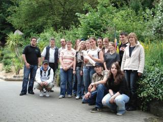 Gruppe von Studenten mit Vogelparkleiter Rades