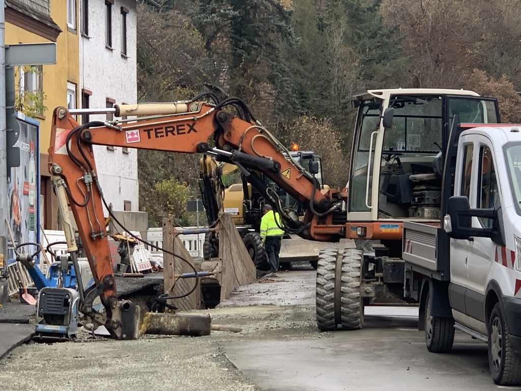 Bagger an einer Straße.