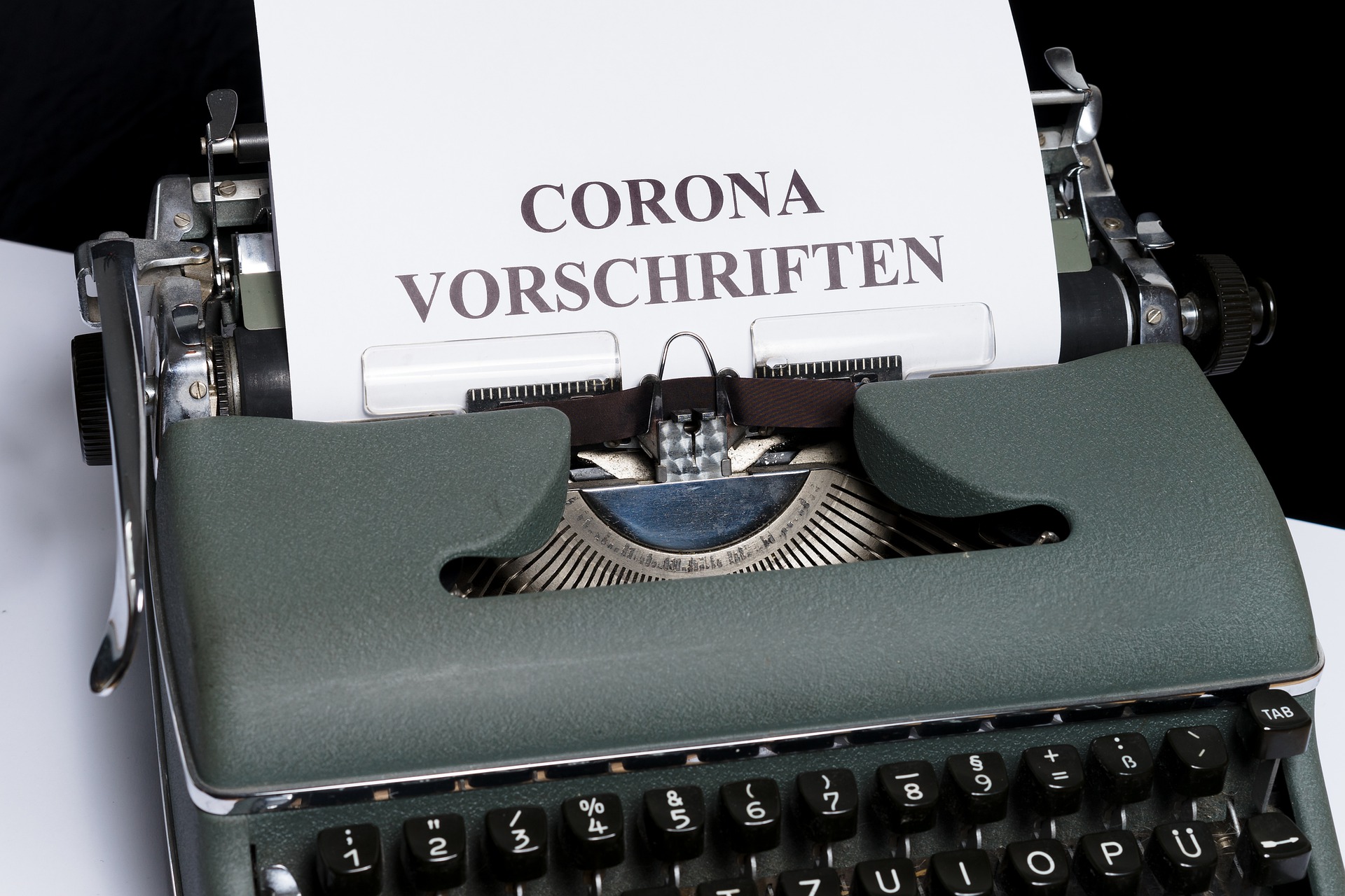 Beispielbild Corona-Vorschriften; Blatt mit Text "Corona-Vorschriften" in Schreibmaschine