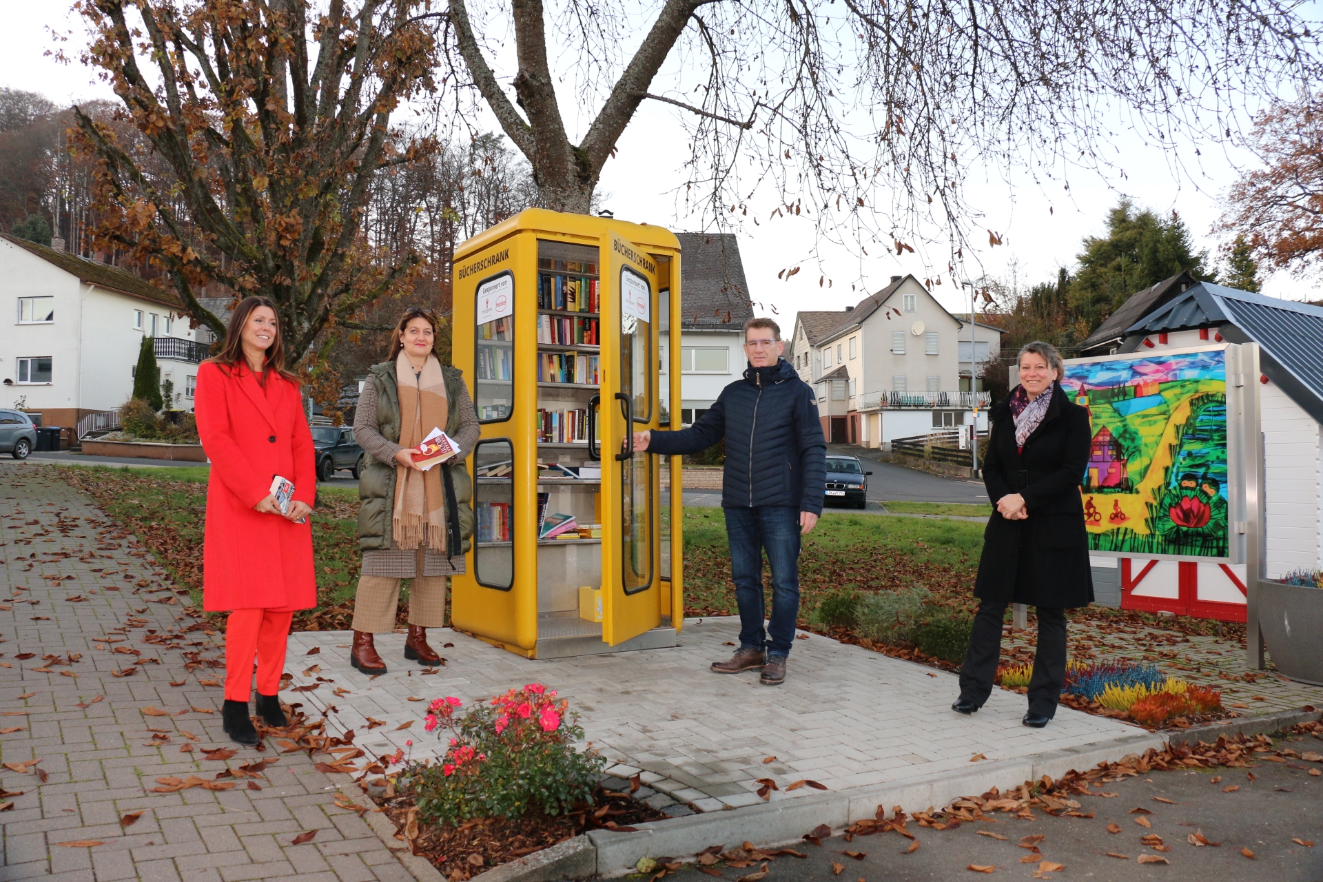 Menschen bei der Einweihung des Bücherschranks im Stadtteil Schönbach