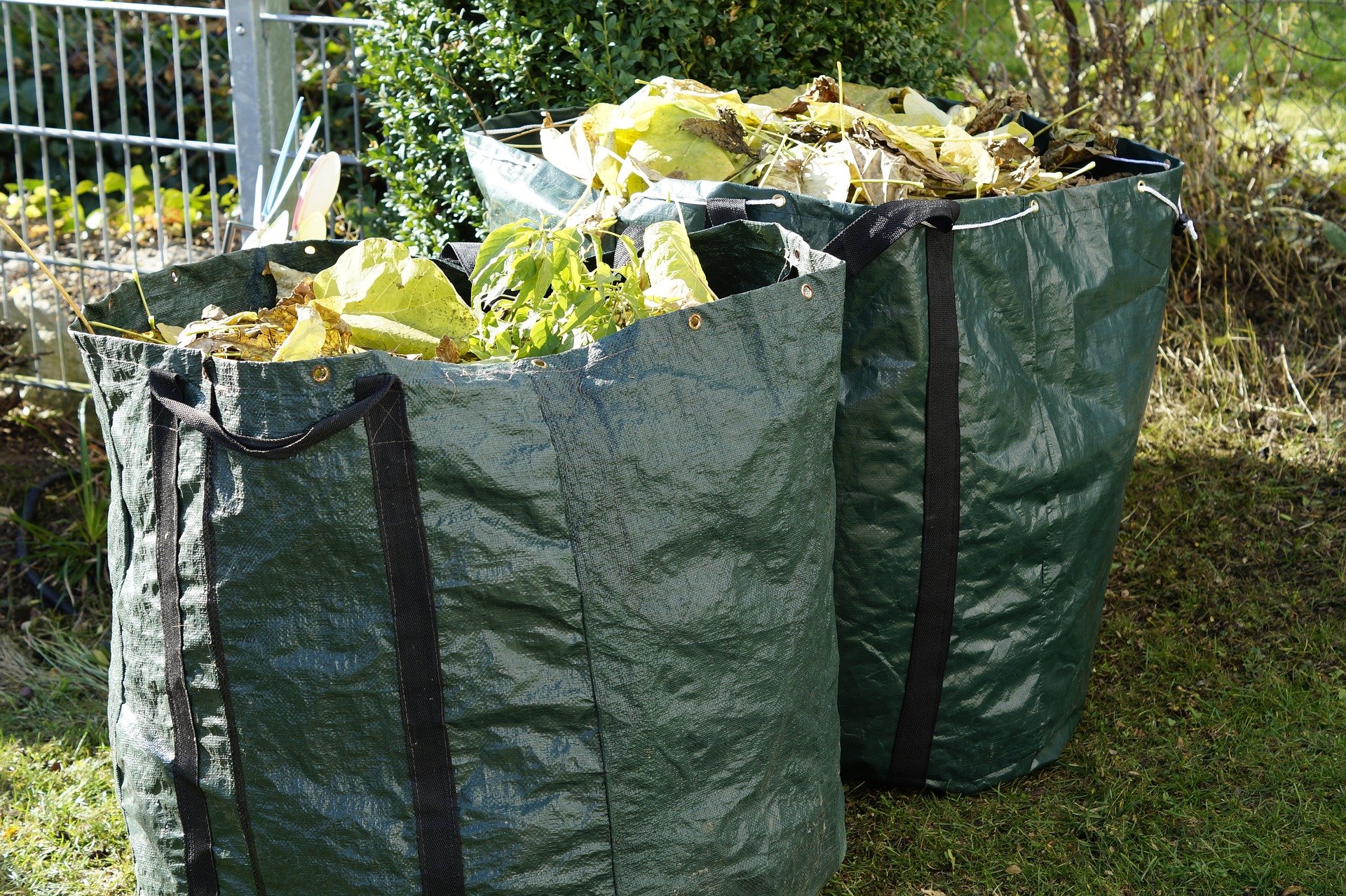 Gartenabfälle in Sammelsäcken.