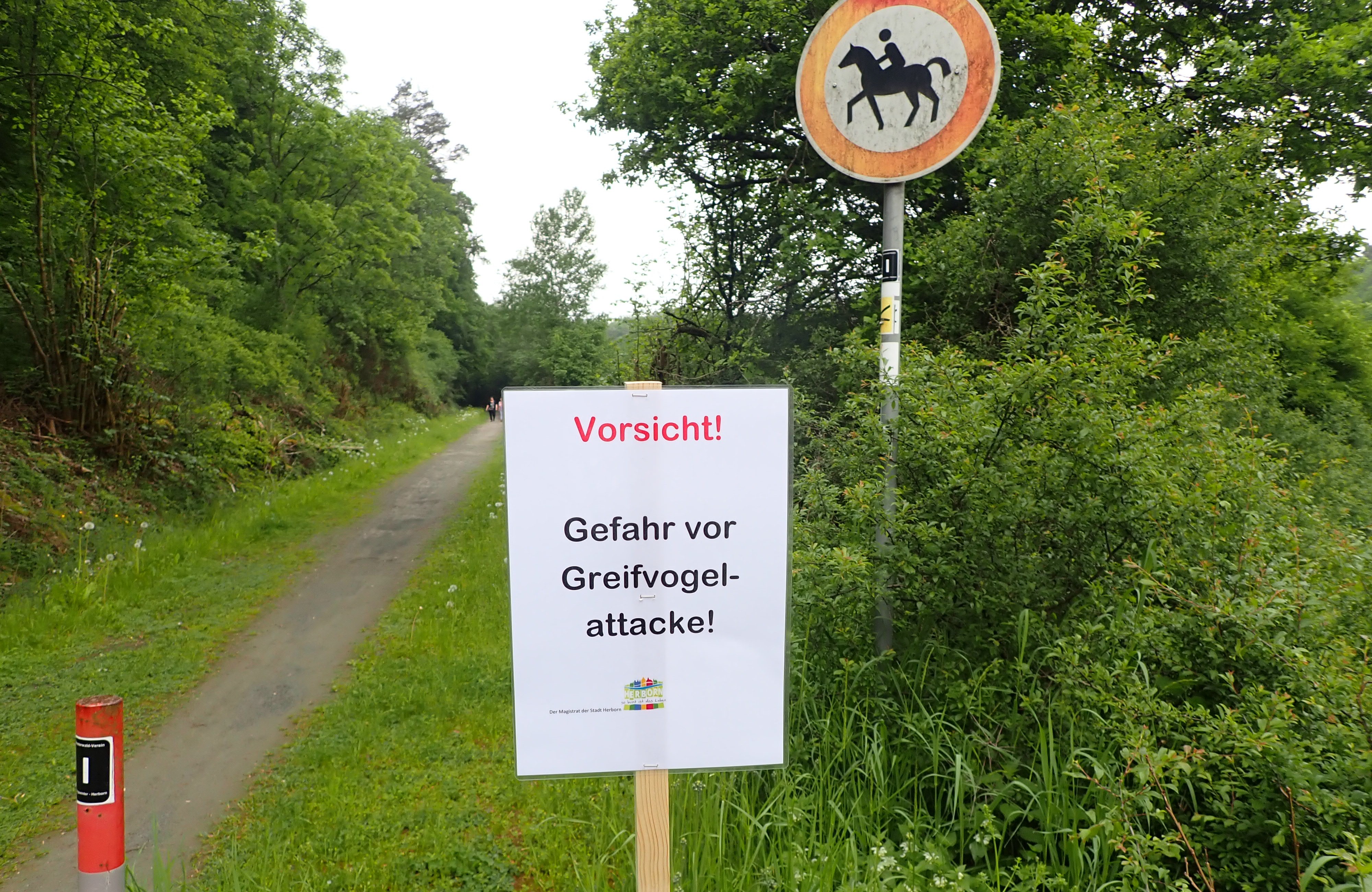 Warnschild an einem Fahrradweg.