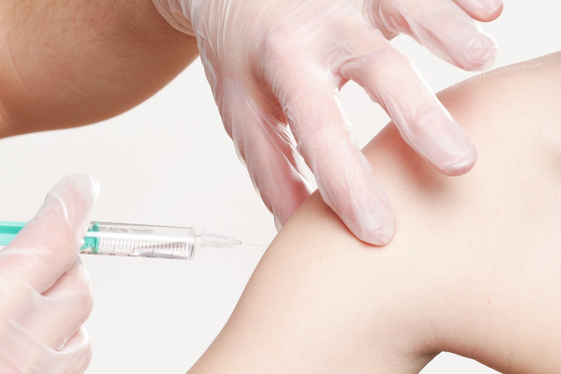 Bespielbild Impfung; Oberarm und Spritze