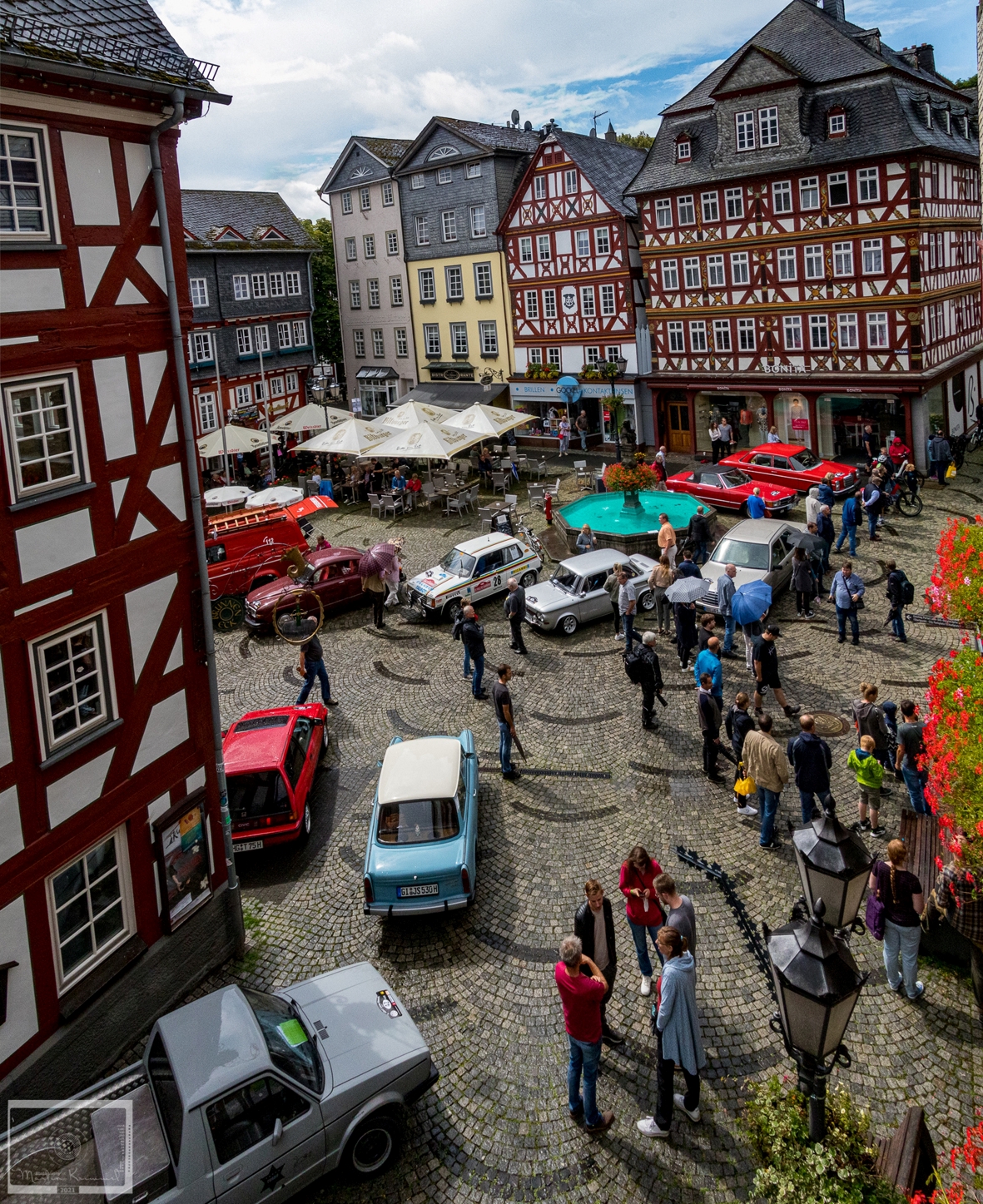 Historische Fahrzeuge in der Fachwerkaltstadt von Herborn. (Luftaufnahme aus dem Rathaus fotografiert)