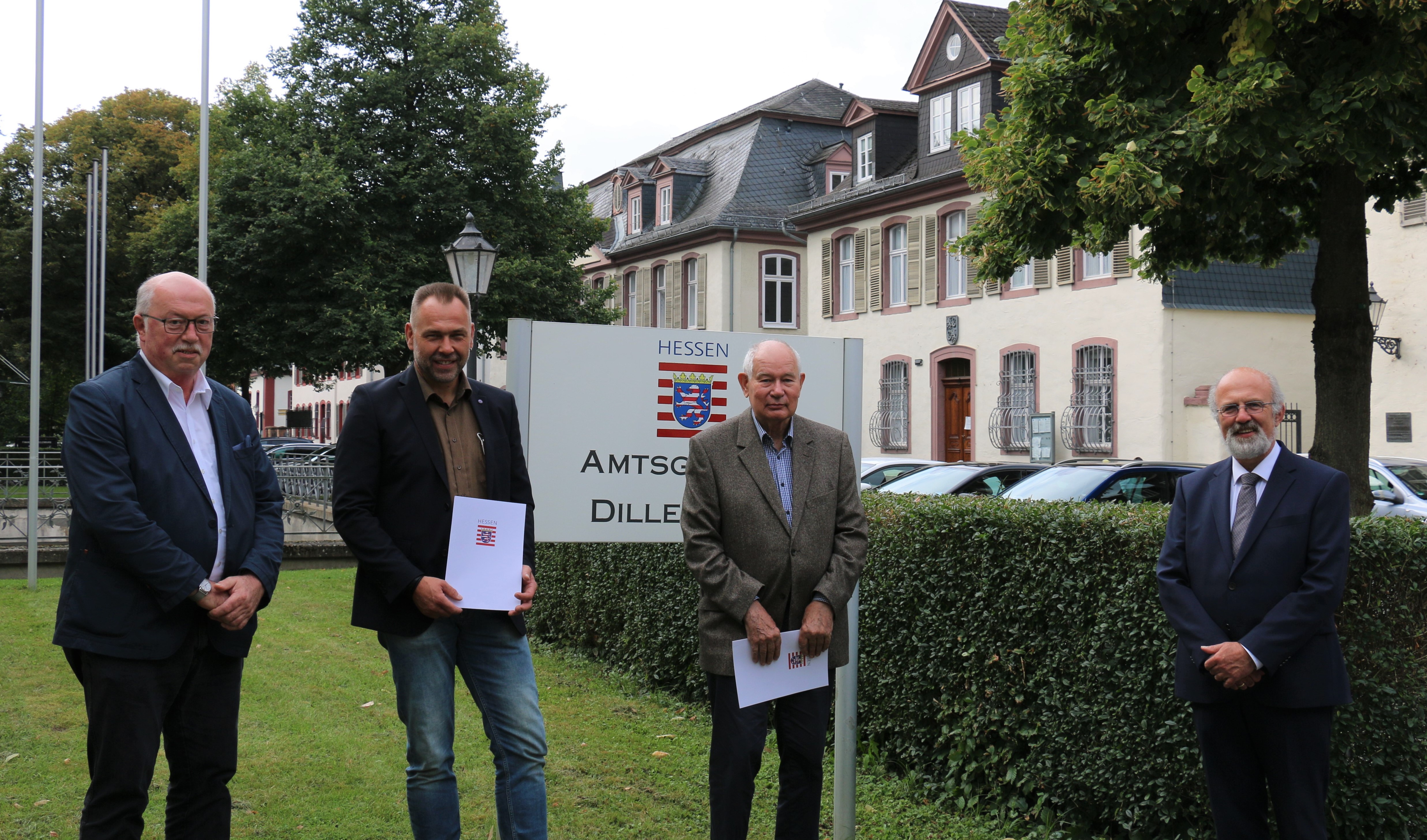 Vier Männer vor den Amtsgericht Dillenburg.