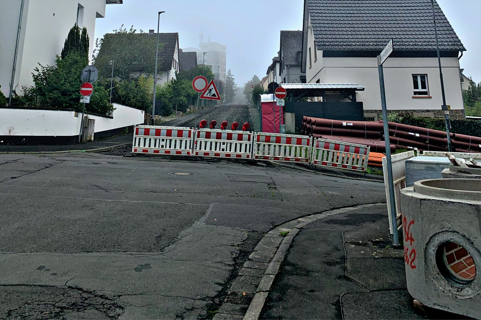 Baustelle in der Freiherr-vom-Stein-Straße, Absperrbarke