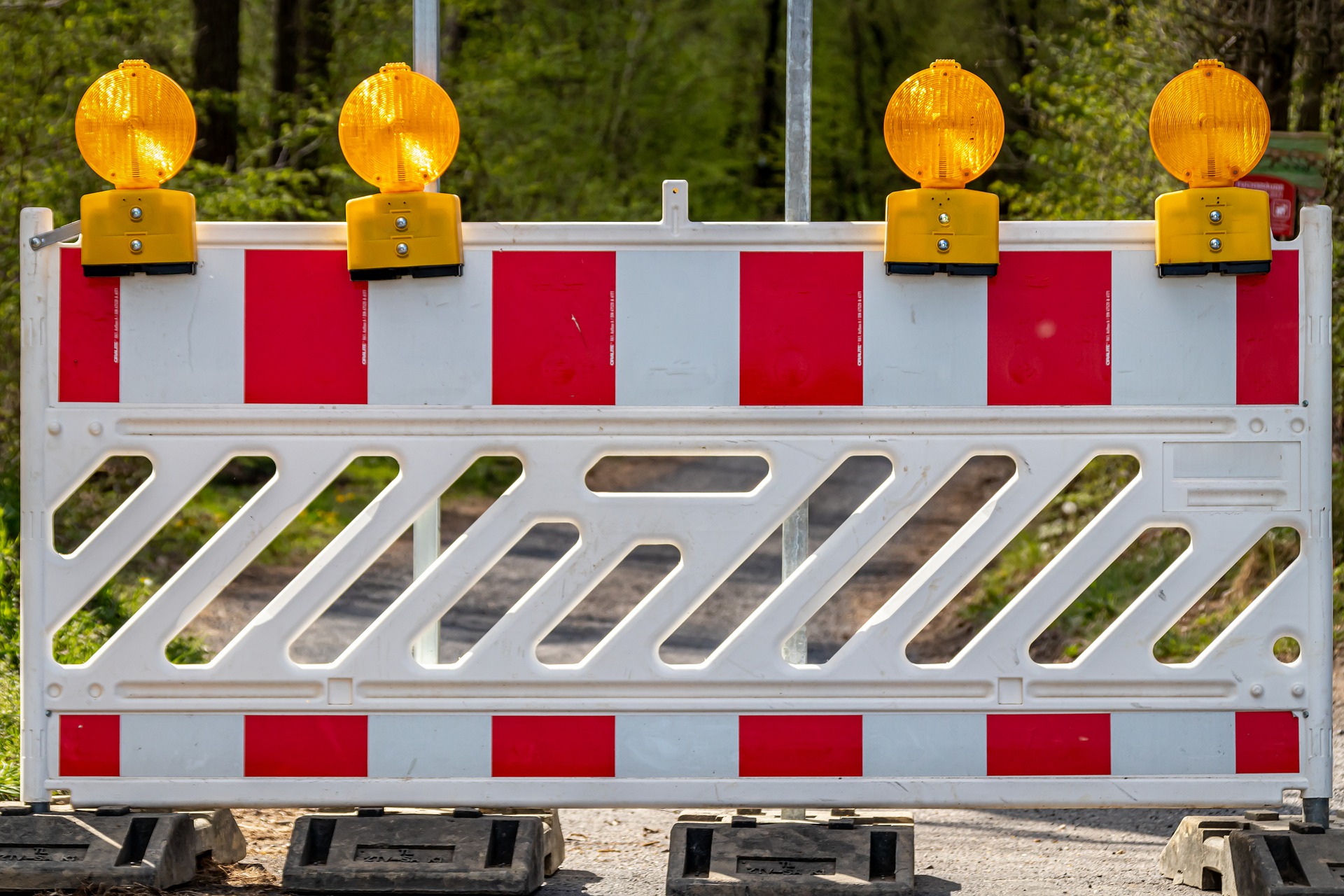 Beipielbild rot-weiße Baustellen-Barke