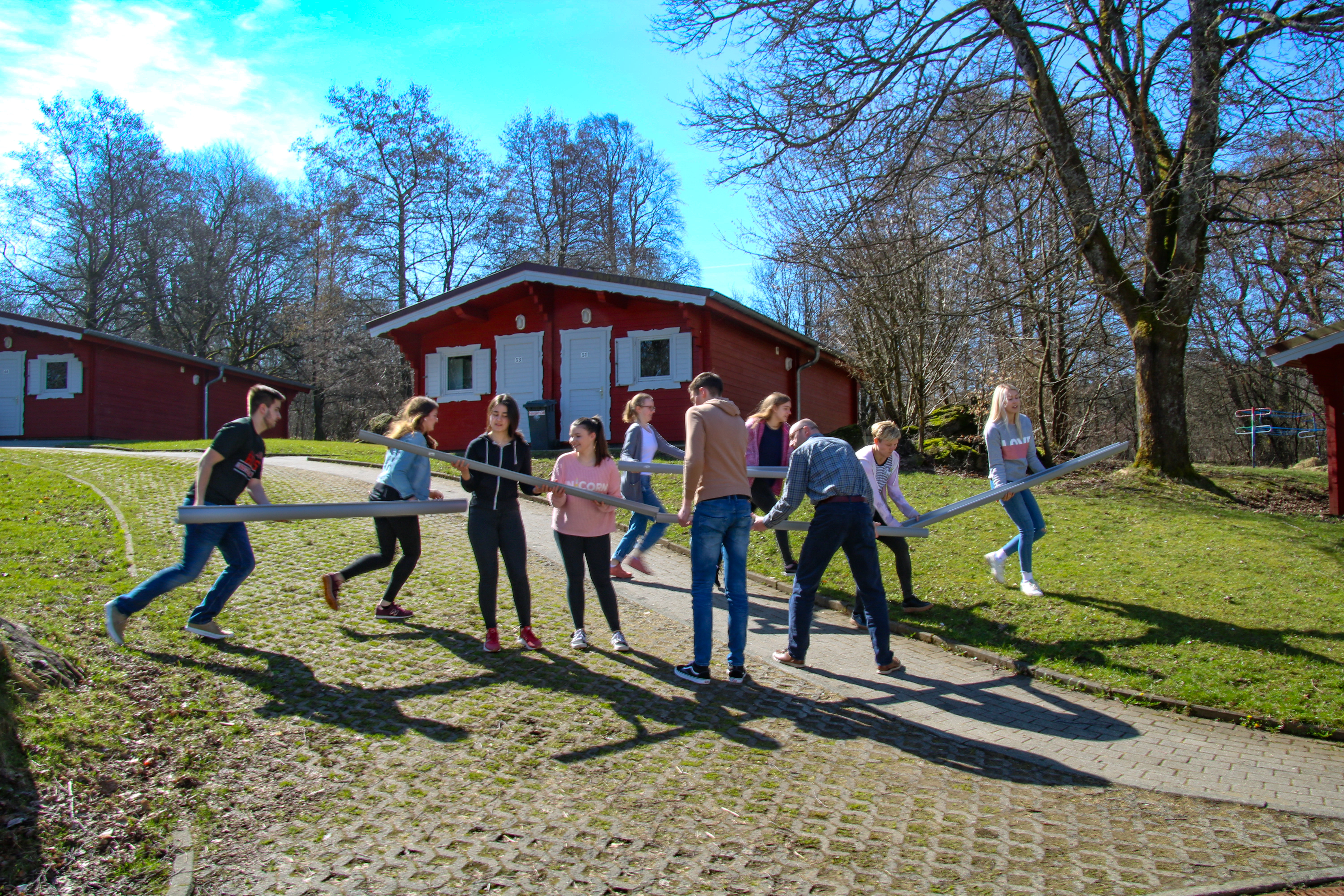 Bespielbild Kinder- und Jugendfreizeit, Kindergruppe tobbt im Freien