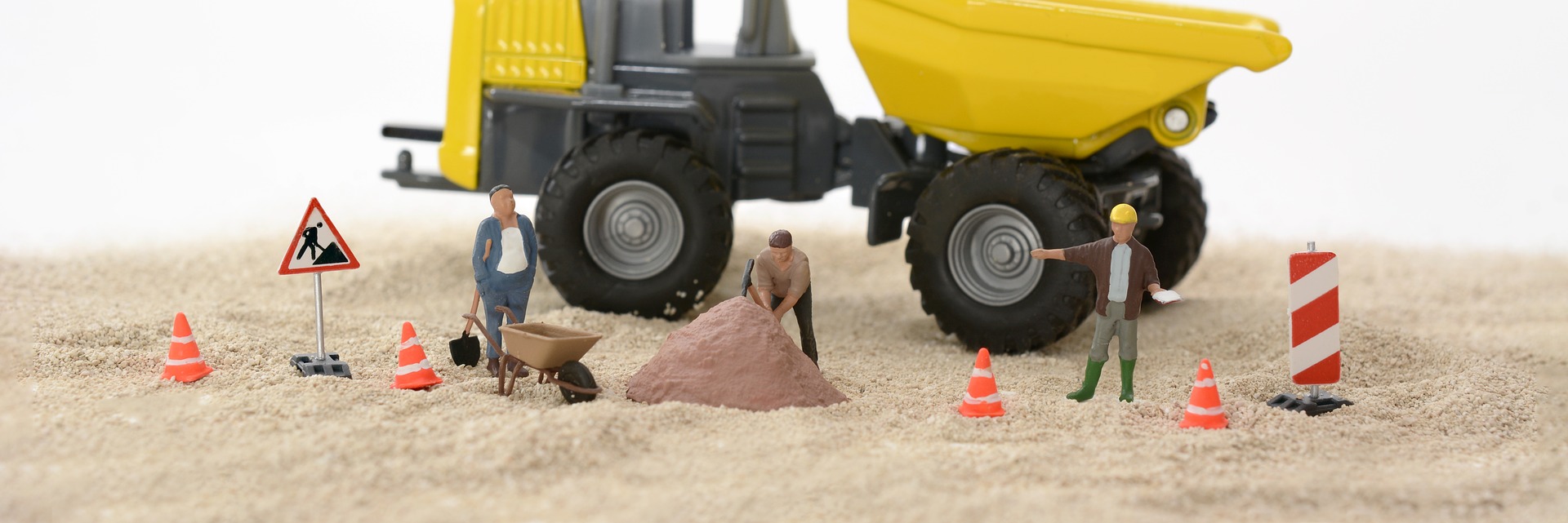 Beispielbild Baustelle, Miniaturfiguren und Fahrzeug stellen Baustelle nach