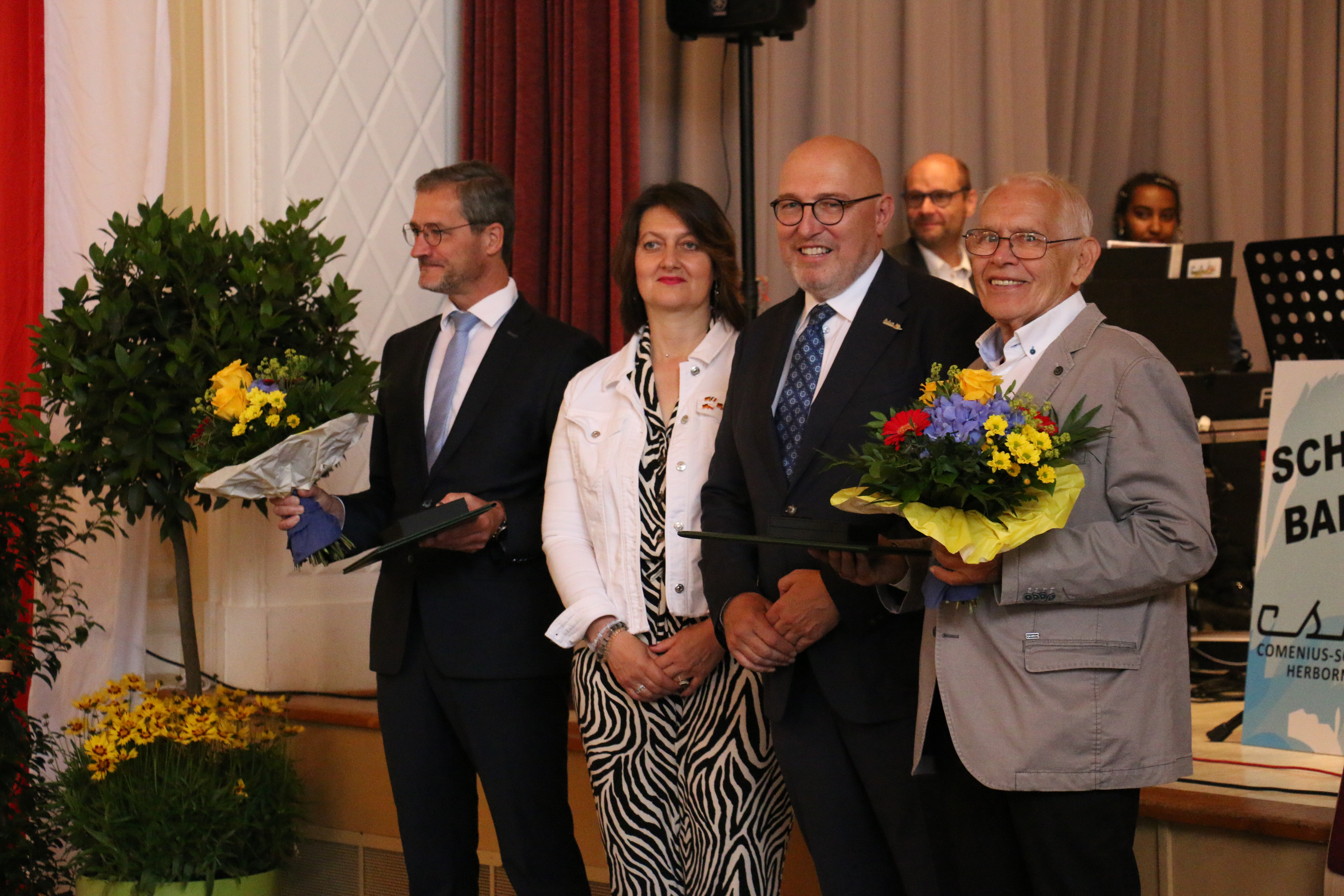 Zwei Herborner erhalten anlässlich des Jahresempfangs der Stadt Herborn eine Ehrenmedaille.