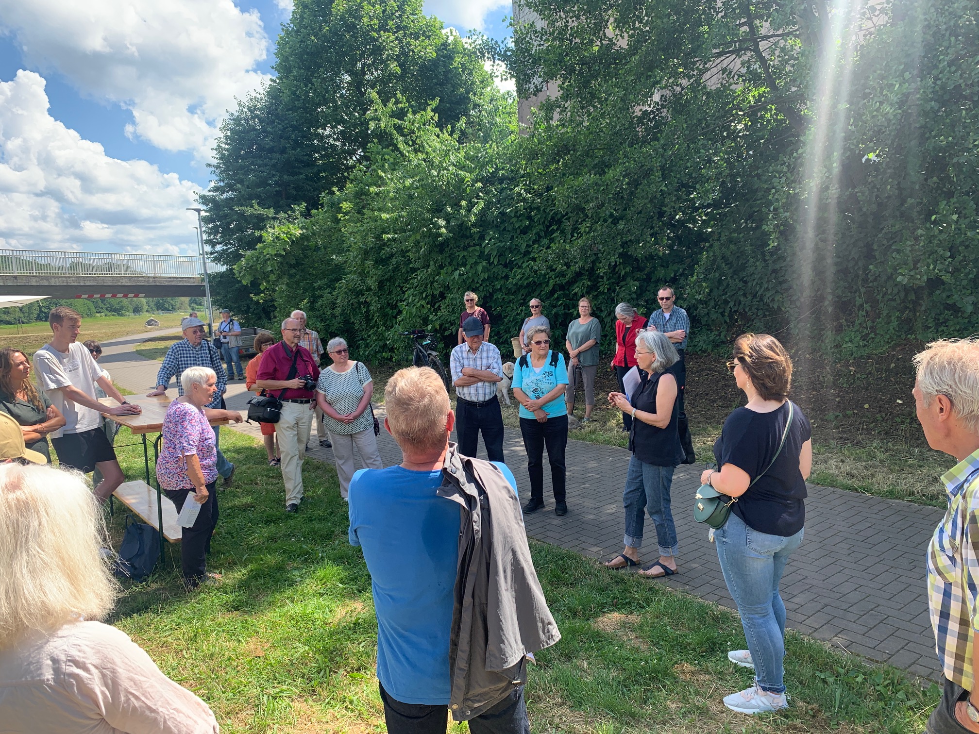 Menschen bei der Einweihung des Johann-Daniel-Leers-Weg in Herborn.