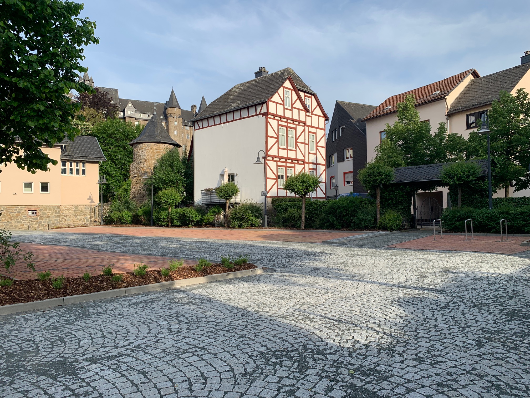 Ansicht des sanierten Parkplatzes Schmaler Weg, mit Ökopflaster