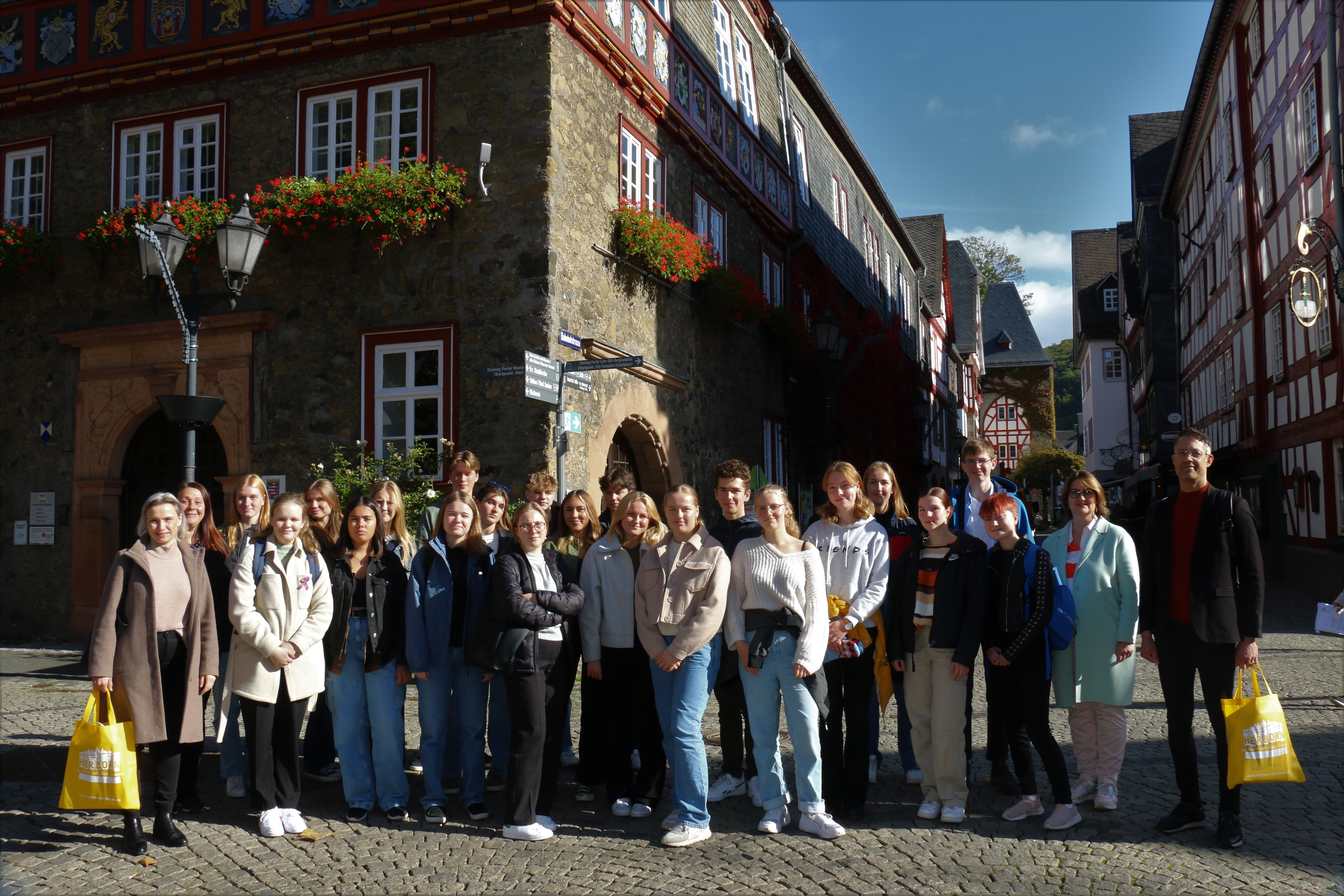 Schülergruppe vor dem Herborner Rathaus