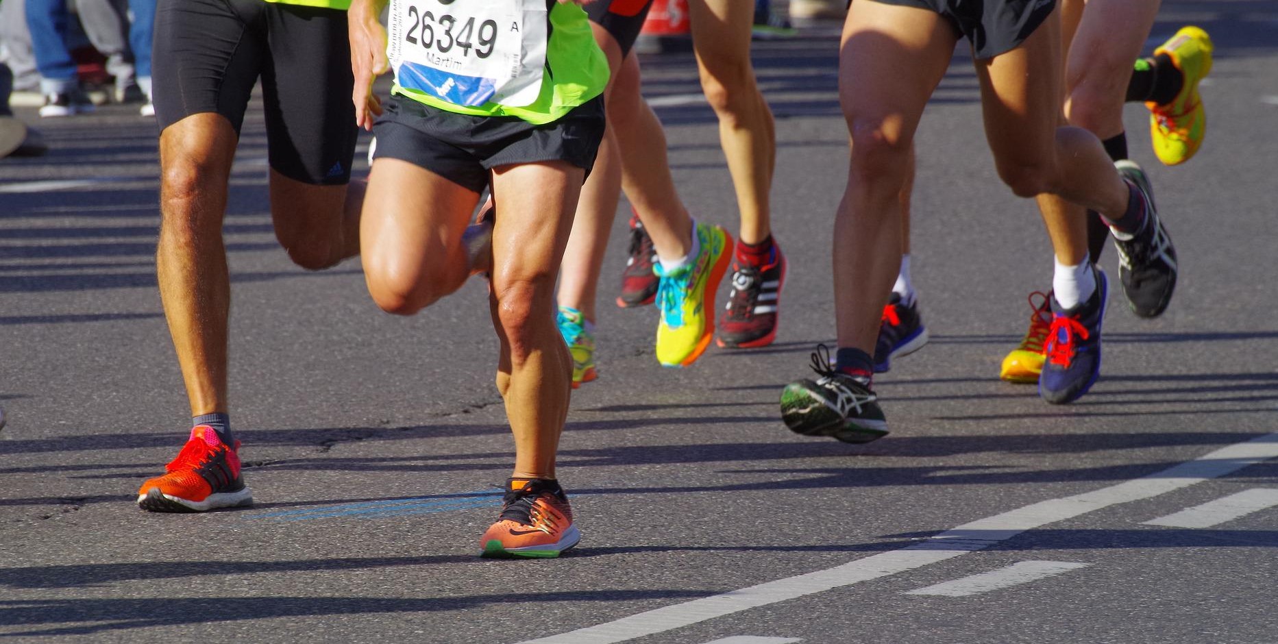 Beispielbild Spendenlauf, Detailaufnahme Beine und Turnschuhe beim Stadtlauf