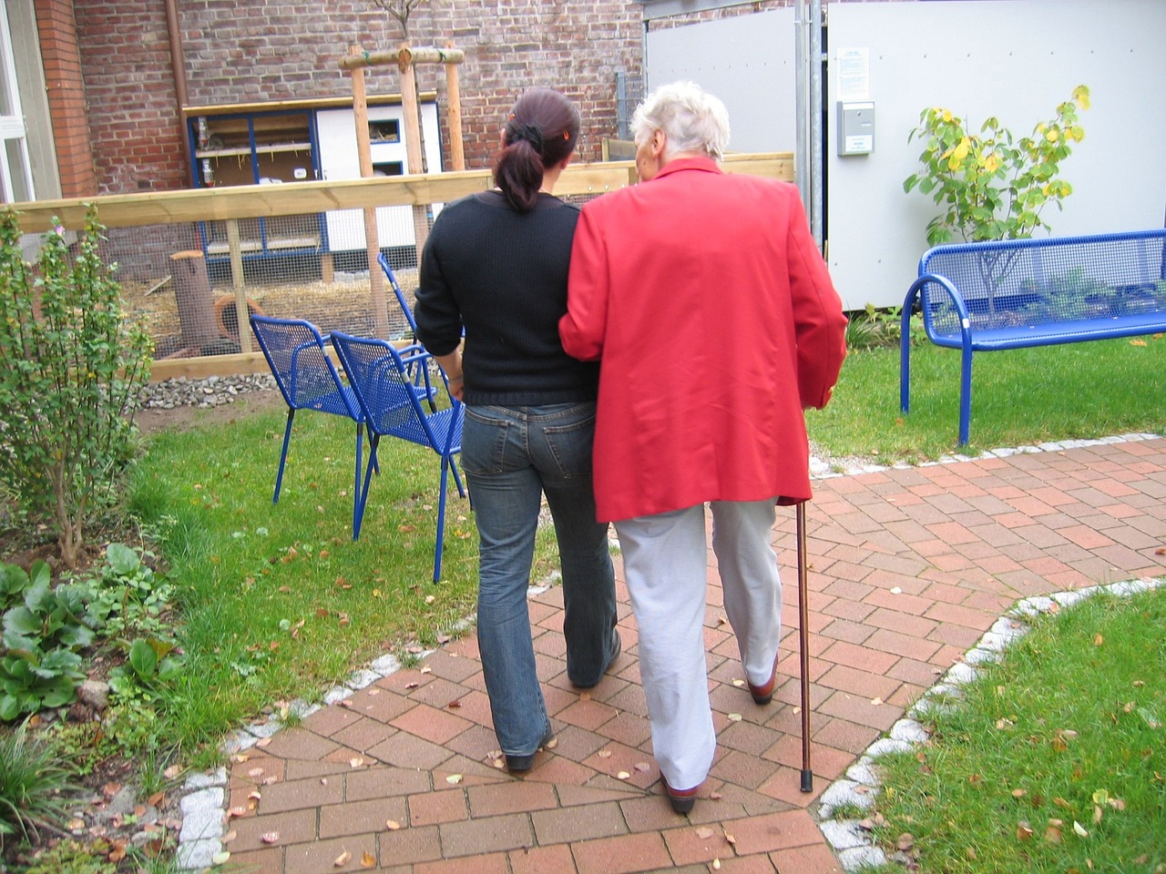 Beispielbild: Betreuungsperson ältere Menschen