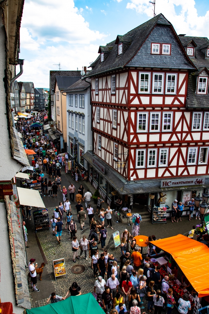 Ansicht der Innenstadt mit Besuchern des Erdbeersonntag
