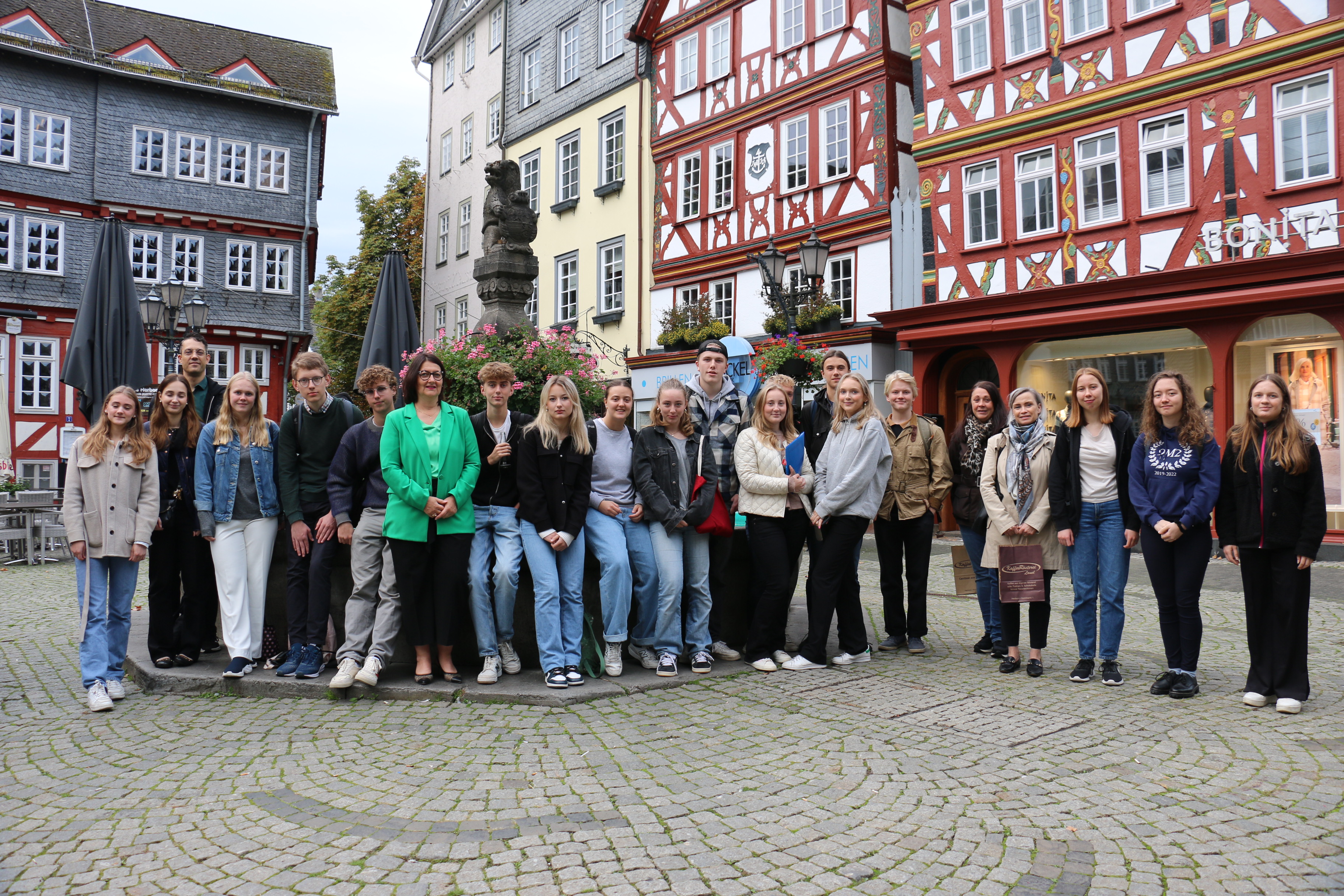 Bild der schwedischen Austauschschüler auf dem Marktplatz Herborn