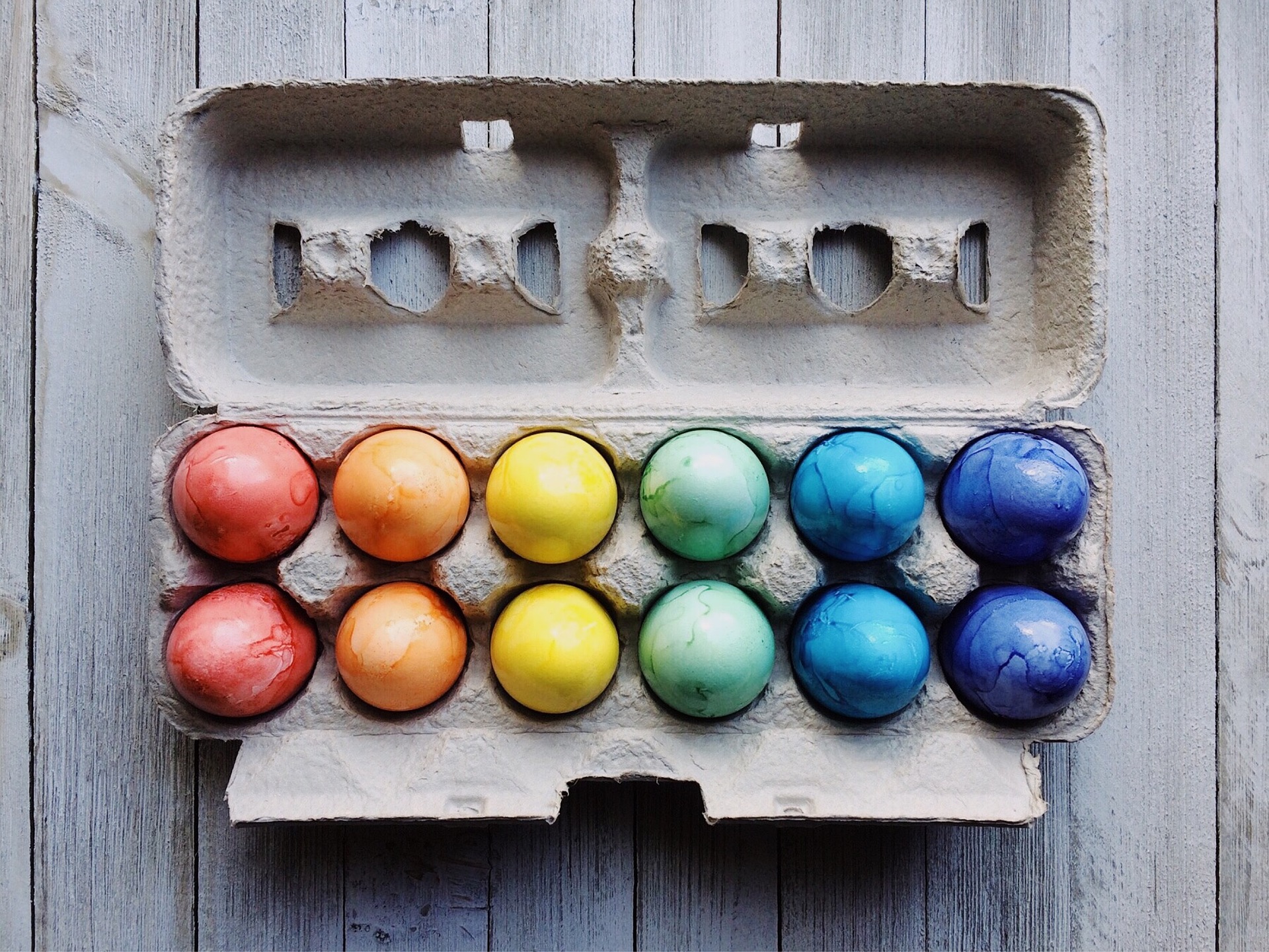 Beispielbild Ostern, Eierkarton mit bunten Eiern