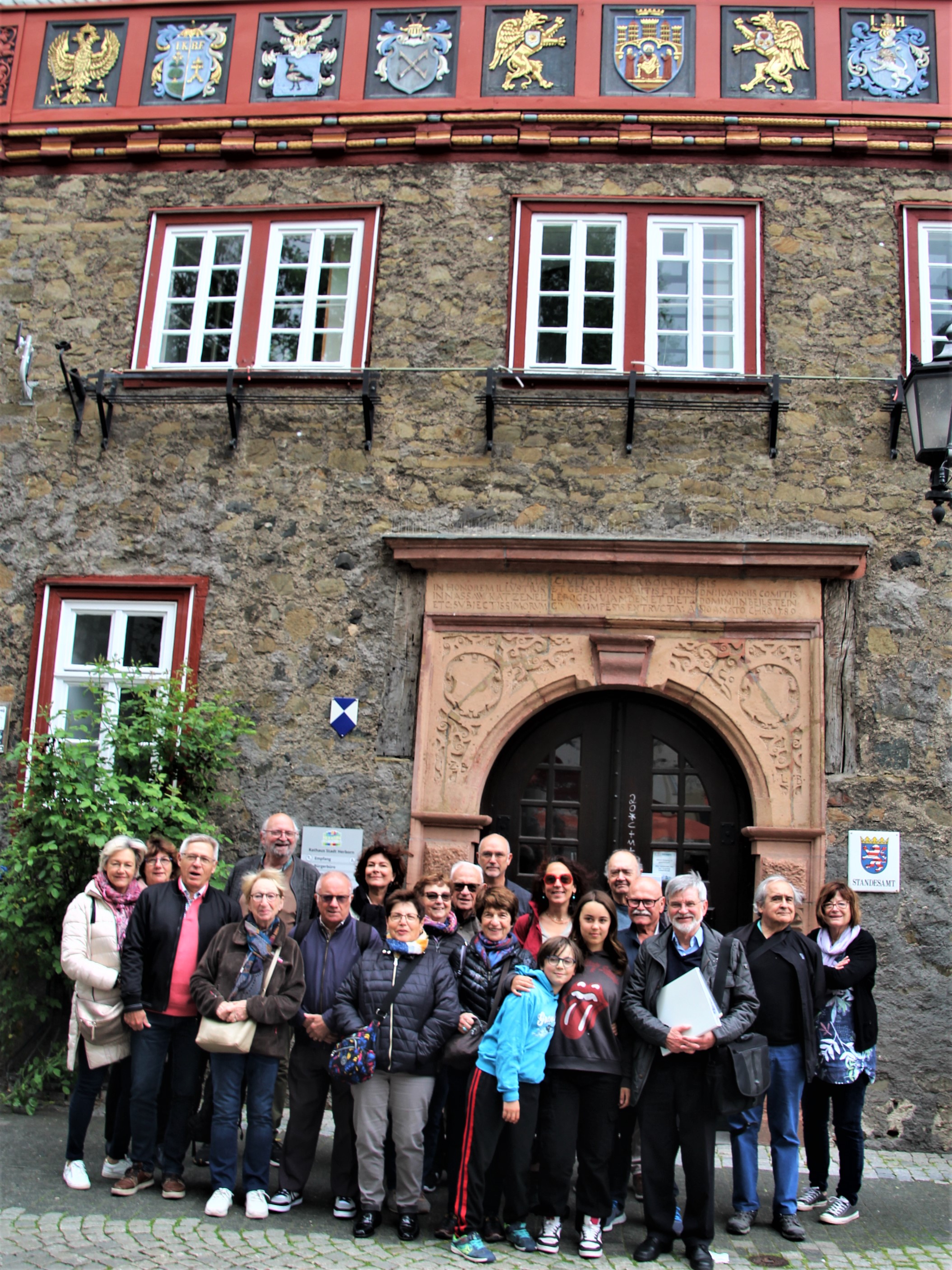 Bild von Menschen (Gäste aus der französischen Partnerstadt Pertuis) vor dem Rathaus