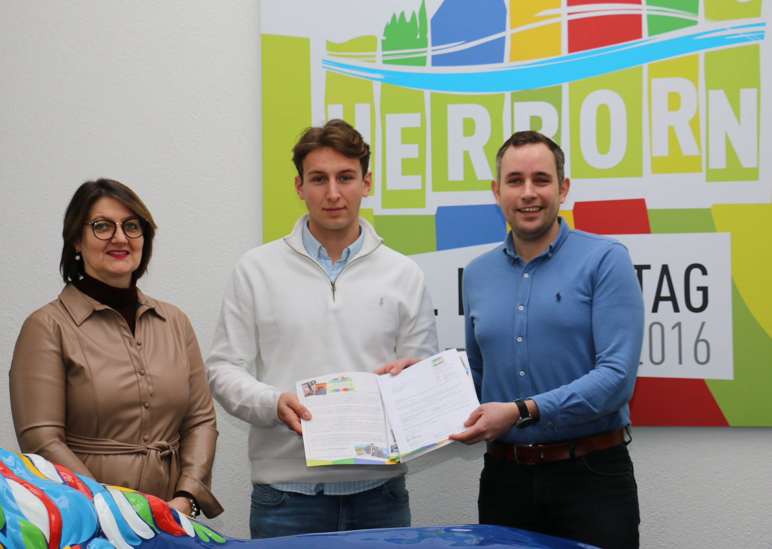 Jungunternehmer mit Bürgermeisterin und Wirtschaftsförderer der Stadt Herborn bei der Übergabe des Föderbescheids