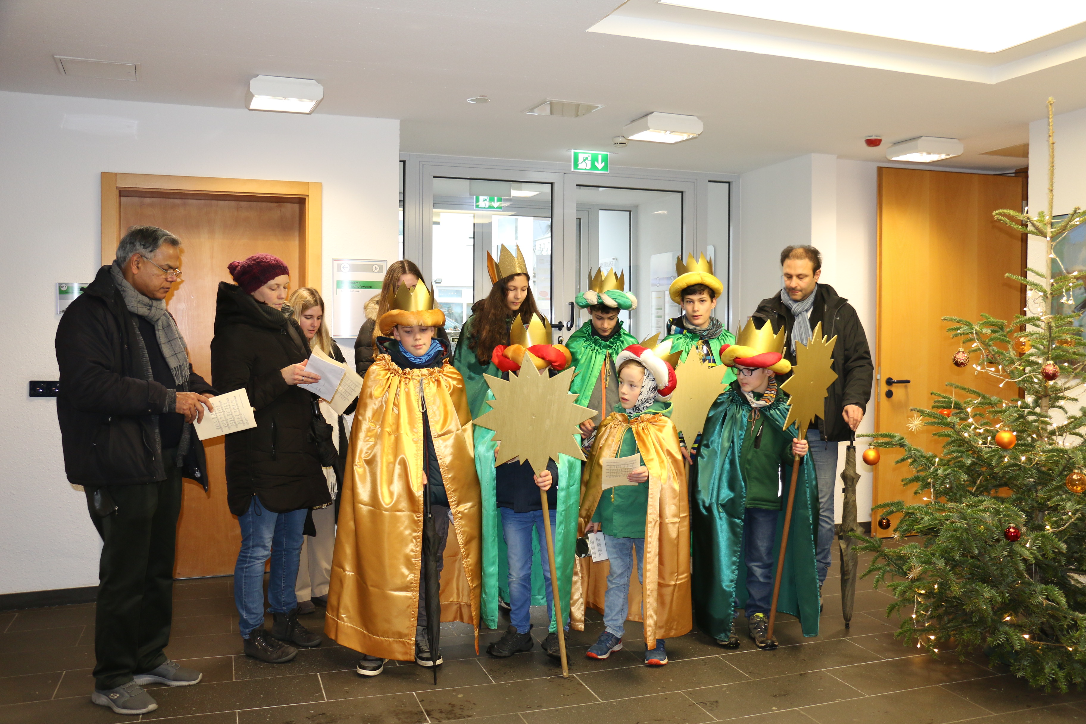 Bild der Sternsinger im Foyer des Rathauses Herborn