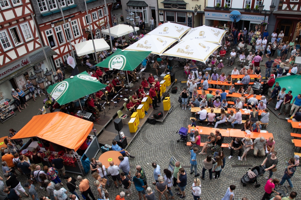 Beim Erdbeersonntag in Herborn, Bild vom Markplatz Herborn