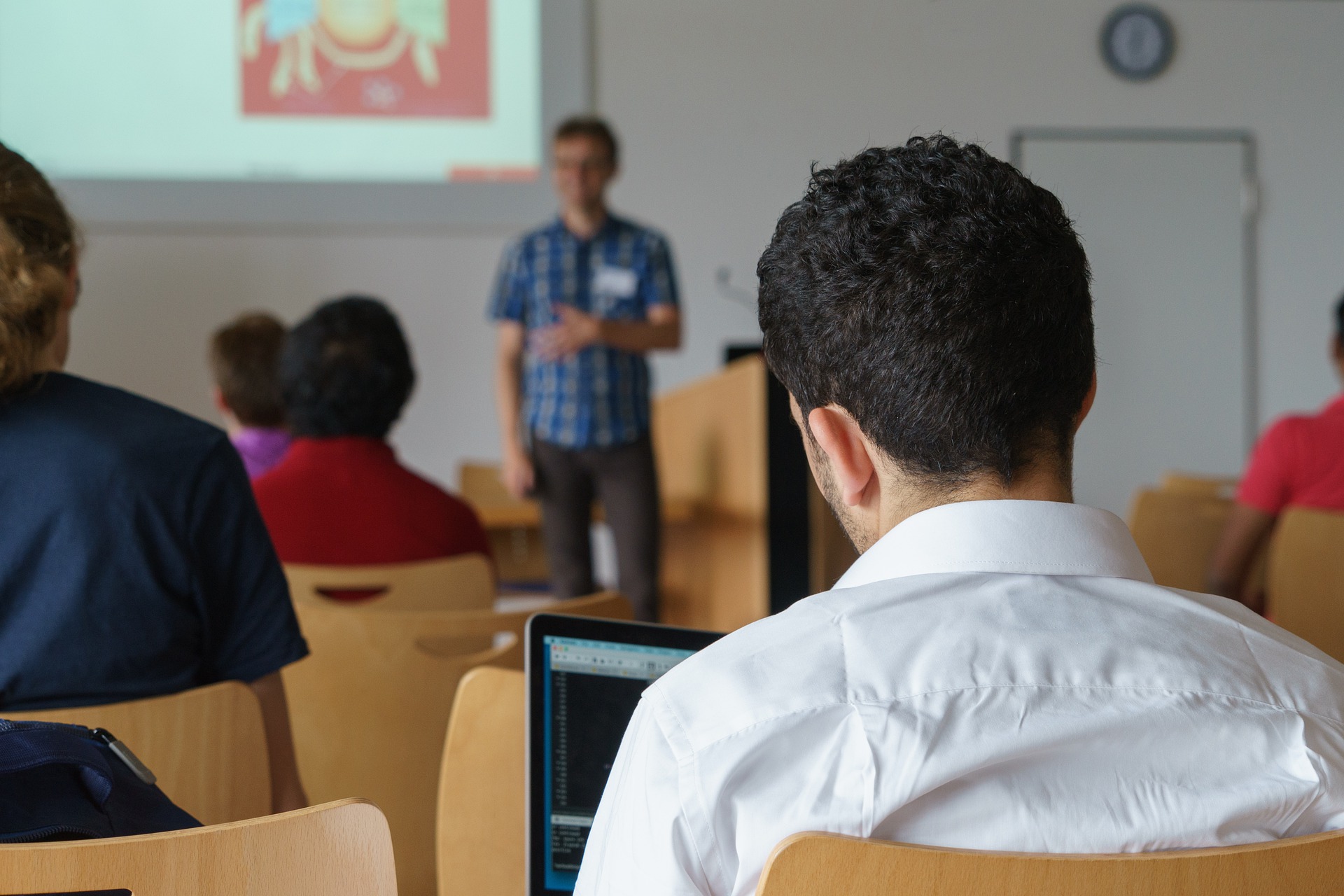 Bespielbild Vortrag, Referent und Publikum